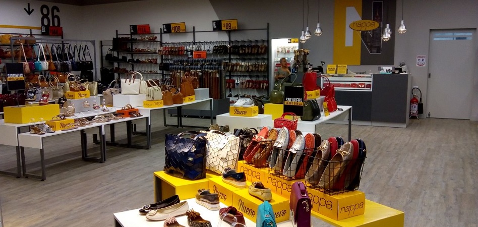 Interior de la tienda de Nappa en La Central Cueros Vélez se afianza en su feudo: abre con Nappa en el centro comercial La Central